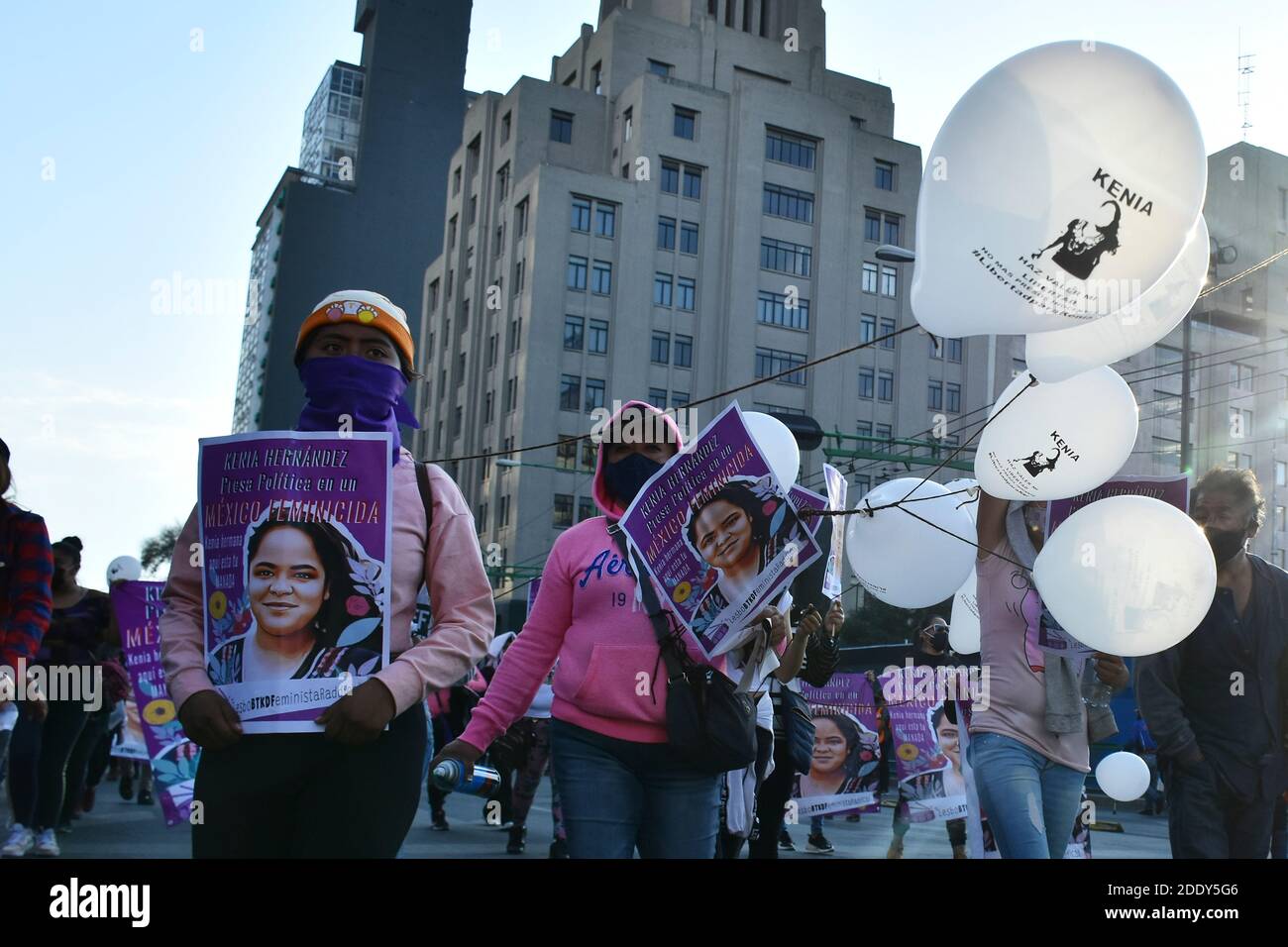 CITTÀ DEL MESSICO, MESSICO - NOVEMBRE 25: Le donne si uniscono all'annuale marzo della giornata per l'eliminazione della violenza contro le donne per chiedere giustizia per il genere della violenza; Il Messico è uno dei paesi con più violenza contro le donne, raggiungendo 10 donne uccise ogni giorno secondo le Nazioni Unite, il 25 novembre 2020 a Città del Messico, Messico. Credit: Ricardo Castelan Cruz/Eyepix Group/The Photo Access Foto Stock