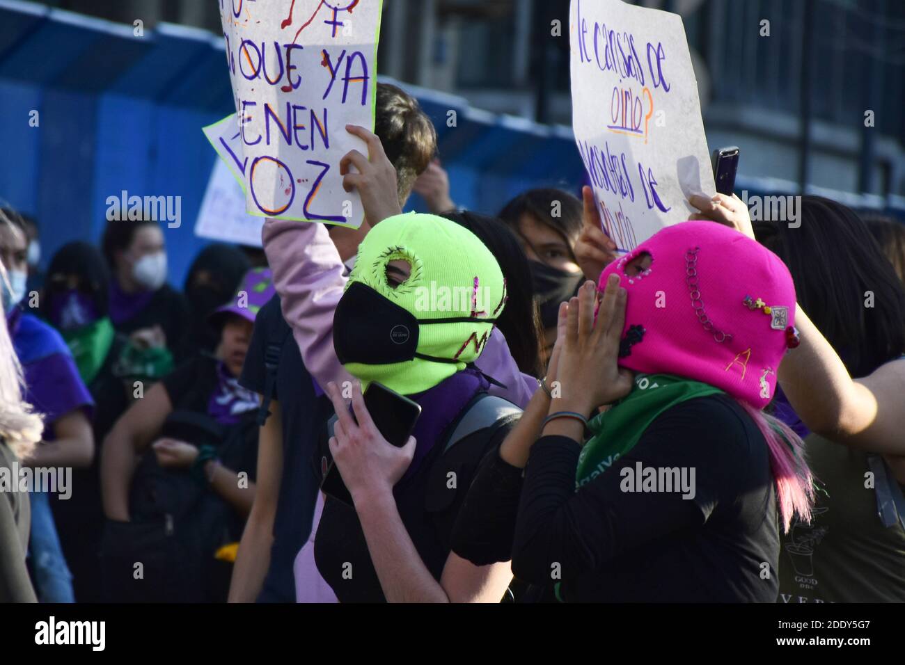 CITTÀ DEL MESSICO, MESSICO - NOVEMBRE 25: Le donne si uniscono all'annuale marzo della giornata per l'eliminazione della violenza contro le donne per chiedere giustizia per il genere della violenza; Il Messico è uno dei paesi con più violenza contro le donne, raggiungendo 10 donne uccise ogni giorno secondo le Nazioni Unite, il 25 novembre 2020 a Città del Messico, Messico. Credit: Ricardo Castelan Cruz/Eyepix Group/The Photo Access Foto Stock