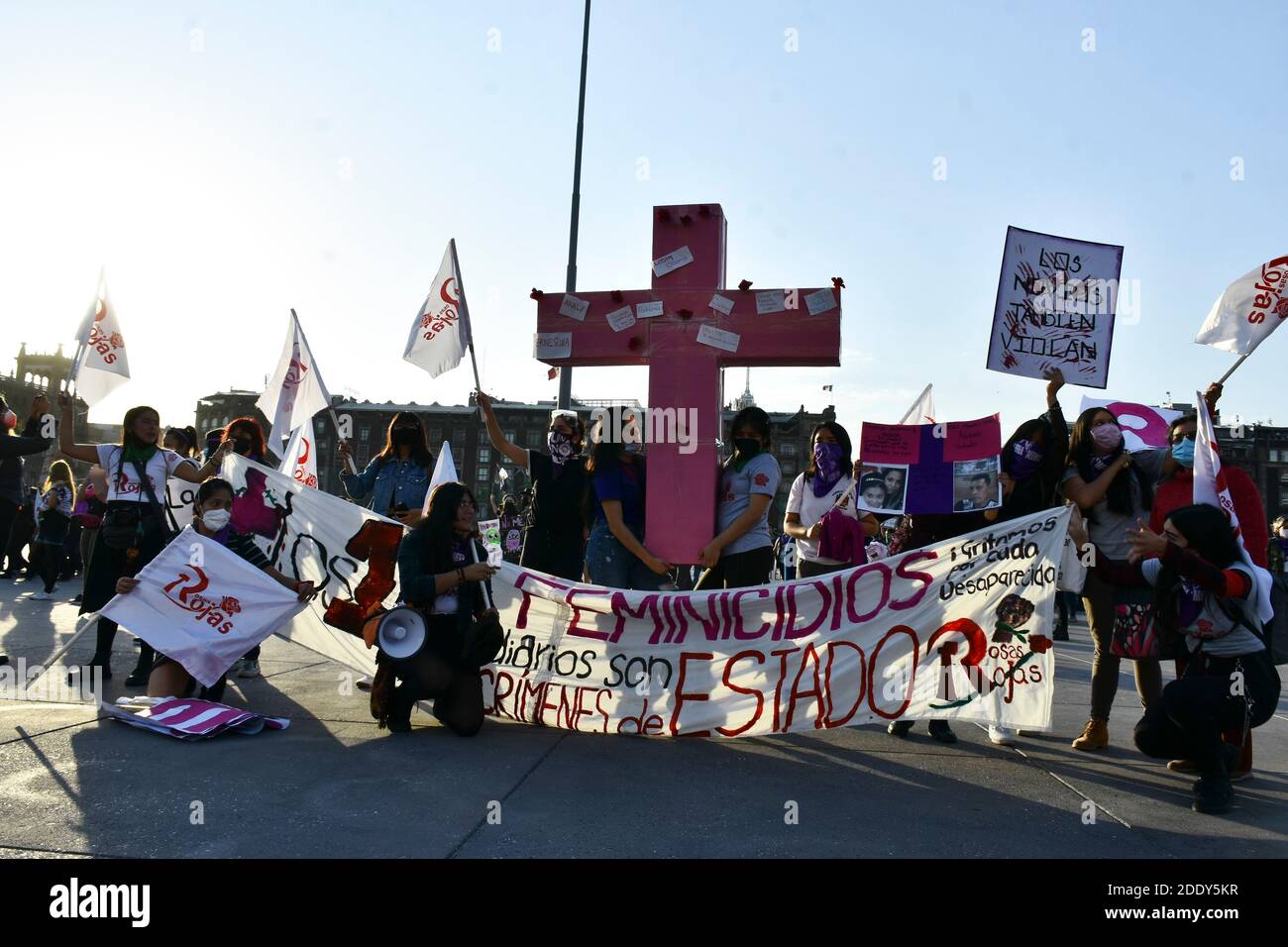 CITTÀ DEL MESSICO, MESSICO - NOVEMBRE 25: Le donne si uniscono all'annuale marzo della giornata per l'eliminazione della violenza contro le donne per chiedere giustizia per il genere della violenza; Il Messico è uno dei paesi con più violenza contro le donne, raggiungendo 10 donne uccise ogni giorno secondo le Nazioni Unite, il 25 novembre 2020 a Città del Messico, Messico. Credit: Ricardo Castelan Cruz/Eyepix Group/The Photo Access Foto Stock