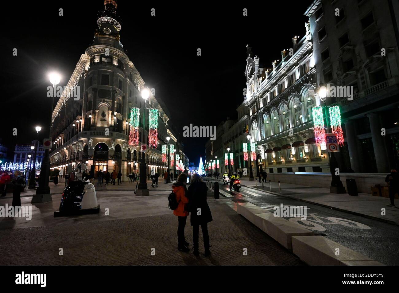 Madrid, spagnolo. 26 Nov 2020. Accensione della tradizionale illuminazione Weihafterts nel centro della città. Madrid 11/26/2020 | Use worldwide Credit: dpa/Alamy Live News Foto Stock