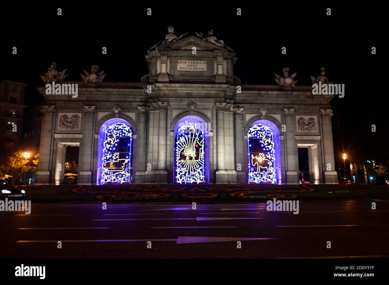 Madrid, spagnolo. 26 novembre 2020. La Puerta de Alcala quando la tradizionale illuminazione Weihafterts è accesa nel centro della città. Madrid 11/26/2020 | Use worldwide Credit: dpa/Alamy Live News Foto Stock