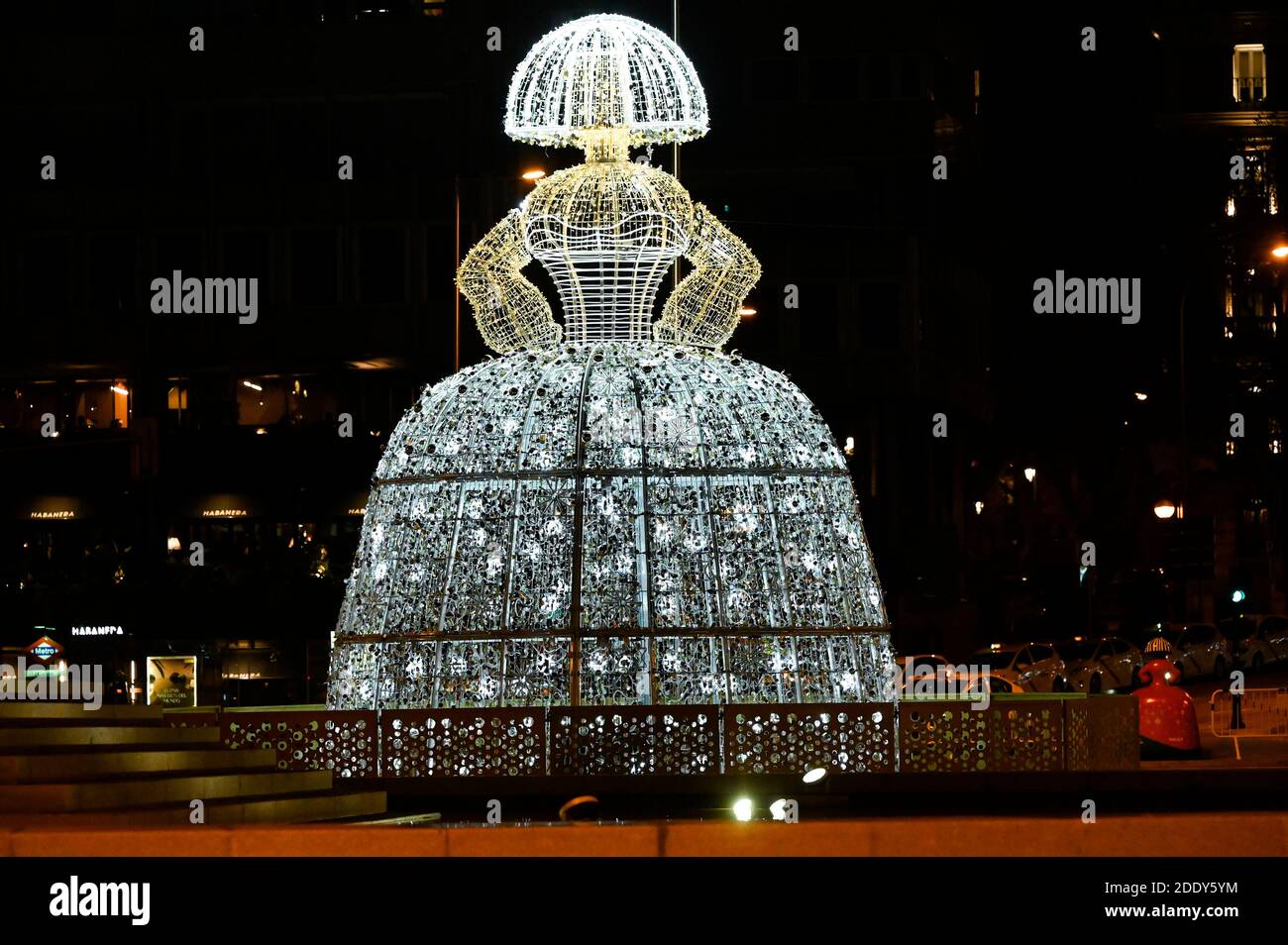 Madrid, spagnolo. 26 Nov 2020. Installazione di Las Meninas in Plaza de Colon - accensione della tradizionale illuminazione Weihafterts nel centro della città. Madrid 11/26/2020 | Use worldwide Credit: dpa/Alamy Live News Foto Stock