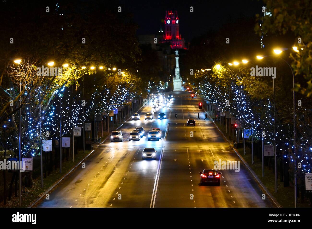 Madrid, spagnolo. 26 Nov 2020. Accensione della tradizionale illuminazione Weihafterts nel centro della città. Madrid 11/26/2020 | Use worldwide Credit: dpa/Alamy Live News Foto Stock