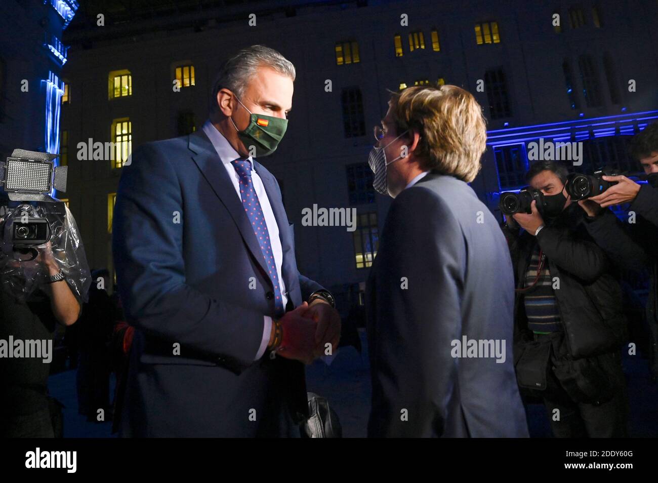 Jose Luis Martinez-Almeida (sindaco di Madrid) e Javier Ortega Swith (politico del partito Vox) accendono le luci tradizionali nel centro della città. Madrid 11/26/2020 | utilizzo in tutto il mondo Foto Stock