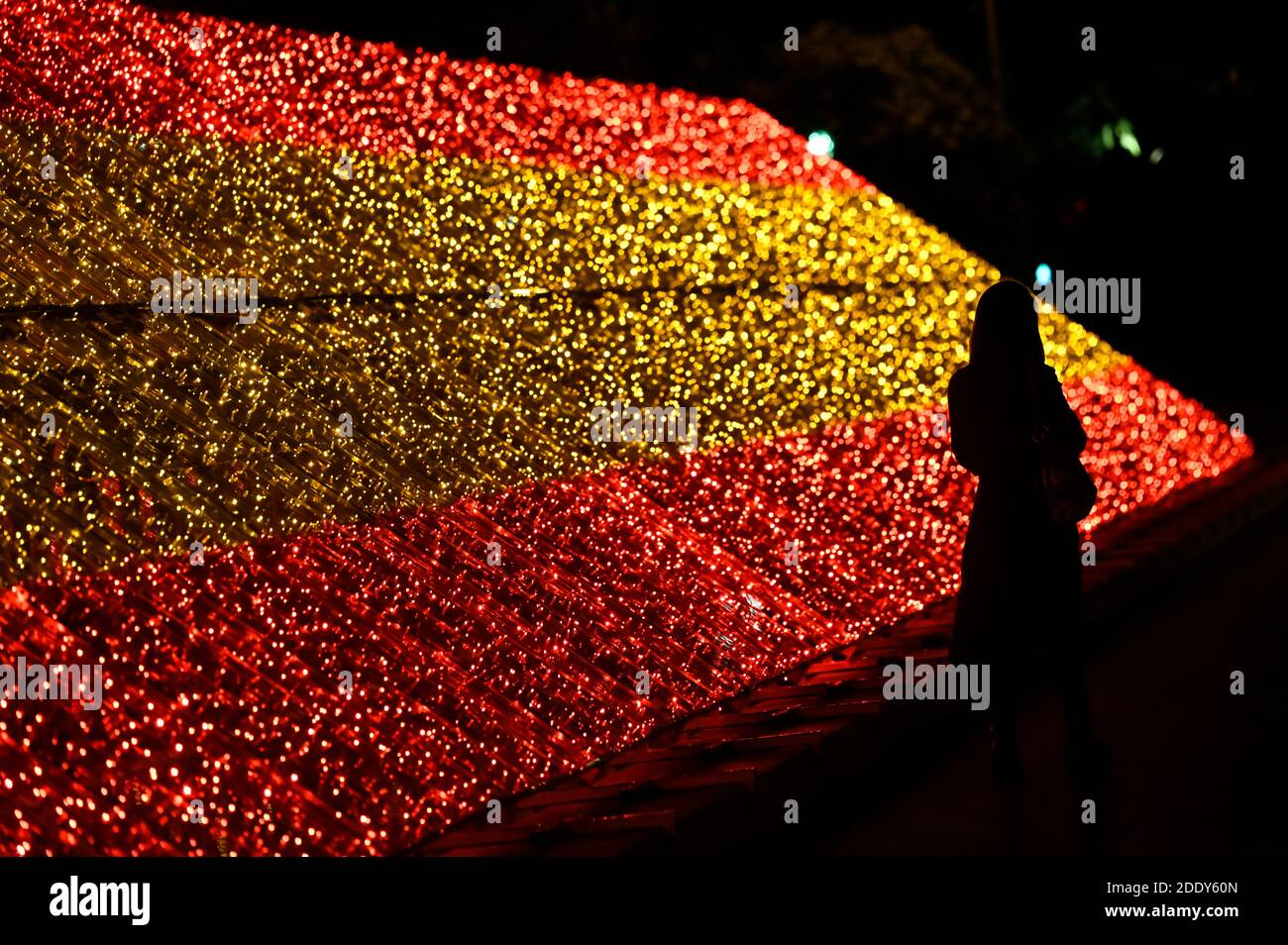 Madrid, spagnolo. 26 Nov 2020. Installazione bandiera spagnola in Plaza de Colon - accensione della tradizionale illuminazione Weihafterts nel centro della città. Madrid 11/26/2020 | Use worldwide Credit: dpa/Alamy Live News Foto Stock