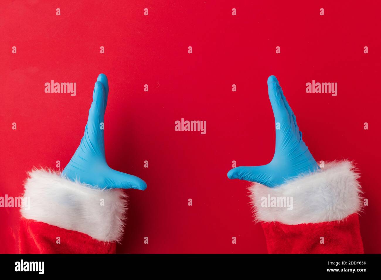 Santa mani che indossano guanti di protezione blu DPI che rendono il telaio con mani Foto Stock