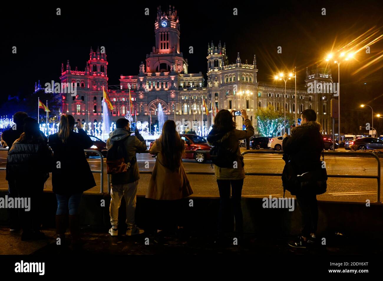 Madrid, spagnolo. 26 Nov 2020. Il Palacio de Cibeles quando la tradizionale illuminazione Weihafterts è accesa nel centro della città. Madrid 11/26/2020 | Use worldwide Credit: dpa/Alamy Live News Foto Stock