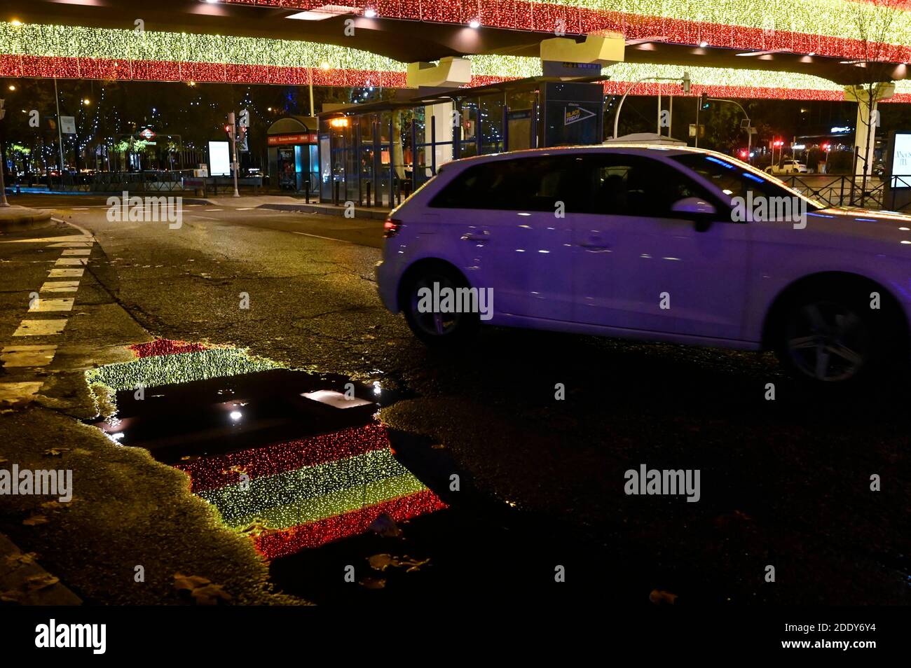 Madrid, spagnolo. 26 Nov 2020. Installazione bandiera spagnola - accensione della tradizionale illuminazione Weihafterts nel centro della città. Madrid 11/26/2020 | Use worldwide Credit: dpa/Alamy Live News Foto Stock