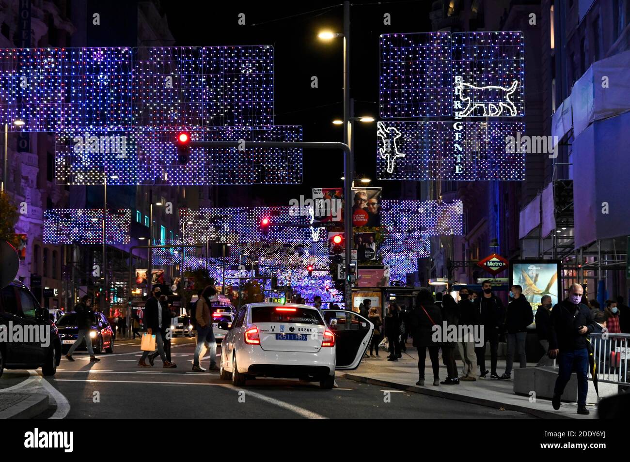 Madrid, spagnolo. 26 Nov 2020. Accensione della tradizionale illuminazione Weihafterts nel centro della città. Madrid 11/26/2020 | Use worldwide Credit: dpa/Alamy Live News Foto Stock