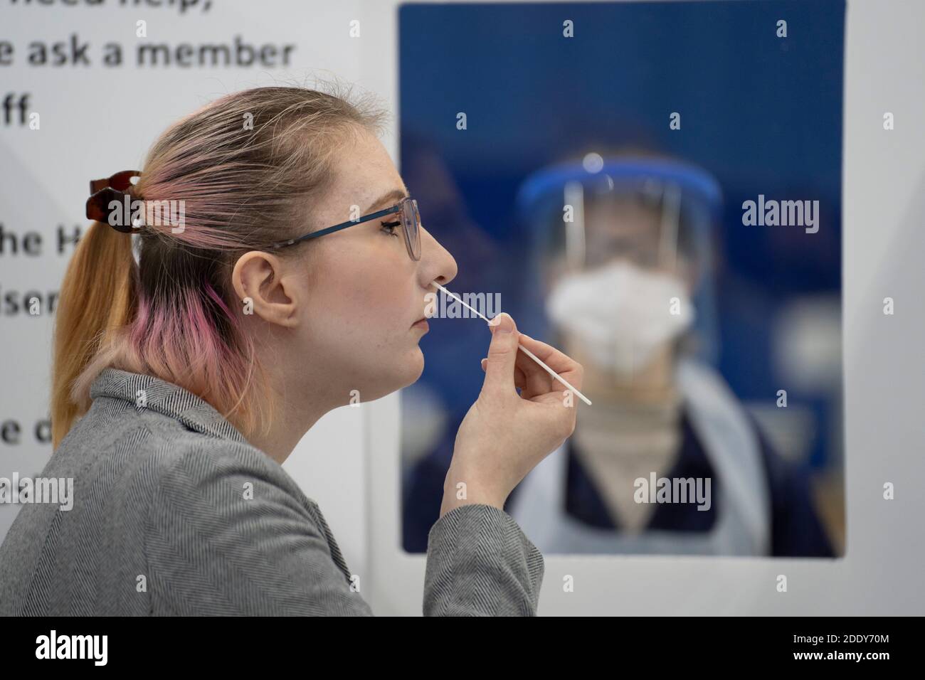 St Andrews, Scozia, Regno Unito. 27 novembre 2020 il centro di test Covid-19 dell'Università di St Andrews aprirà domani 28 novembre. St Andrews è una delle università scozzesi supportate dal governo scozzese per effettuare test sugli studenti prima di tornare a casa per le vacanze di Natale. Si prevede di sottoporre a test fino a 1500 studenti al giorno. I volontari che effettuano i test sono studenti di medicina dell'università. Nella foto, lo studente volontario viene sottoposto a test autogestito in strutture appositamente costruite all'interno della sala sportiva. Iain Masterton/Alamy Live News Foto Stock