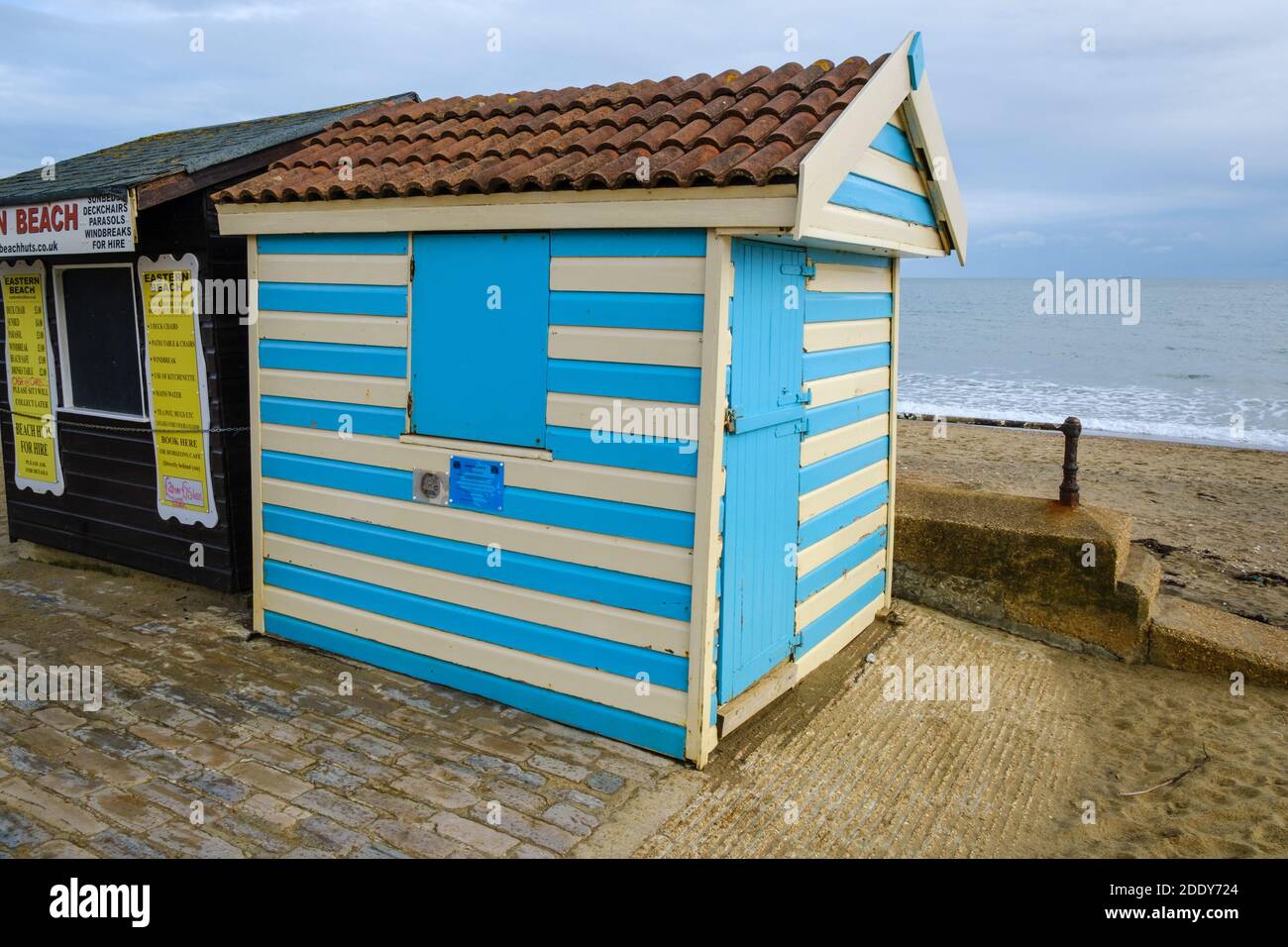 I chioschi della spiaggia si sono chiusi per l'inverno, Sandown, Isola di Wight Foto Stock