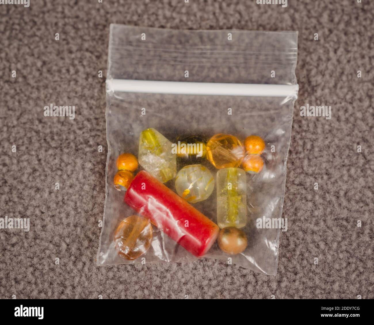 piccola raccolta di perle assortite in una piccola borsa da una promozione in omaggio Foto Stock