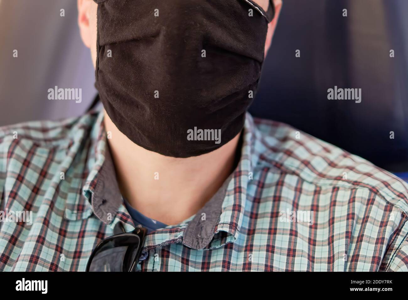 Viso umano con maschera come protezione per bocca e naso come protezione contro corona o covid-19. Foto Stock