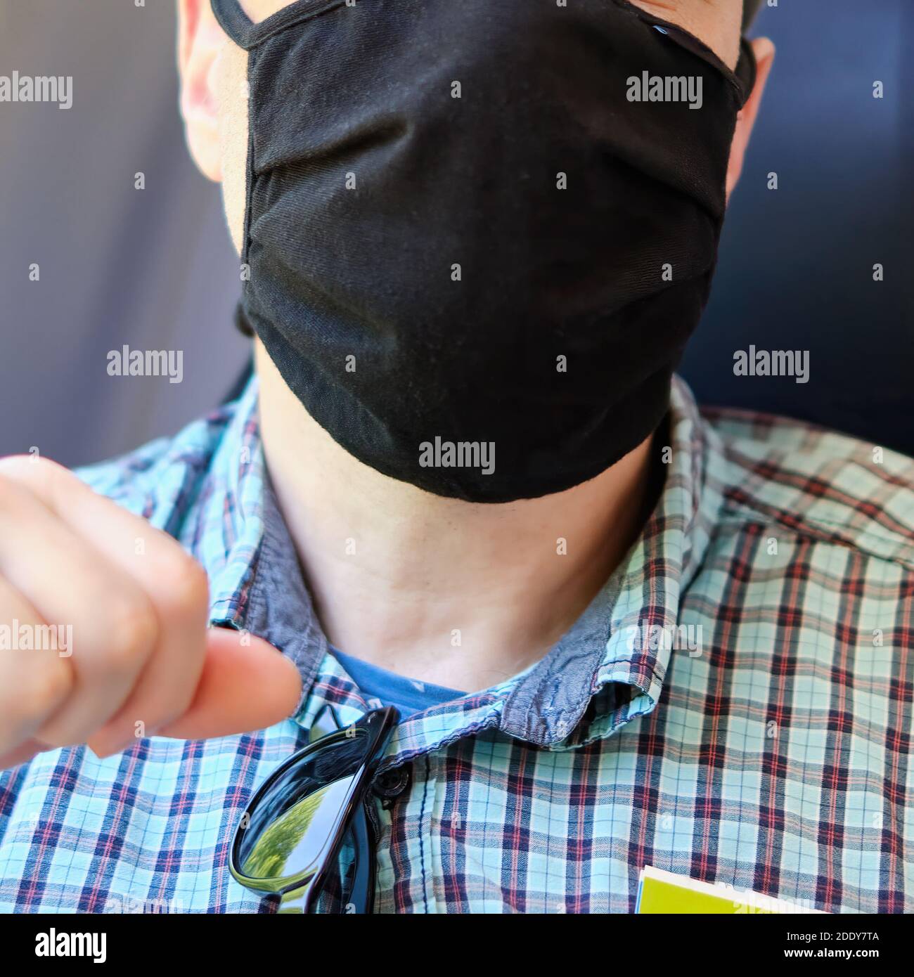 Viso umano con maschera come protezione per bocca e naso come protezione contro corona o covid-19. Foto Stock