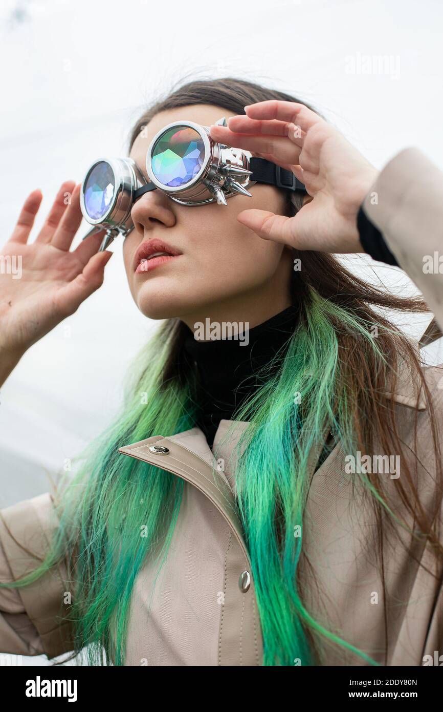 Ragazza seria con i capelli verdi con gli occhiali strani su bianco Foto  stock - Alamy