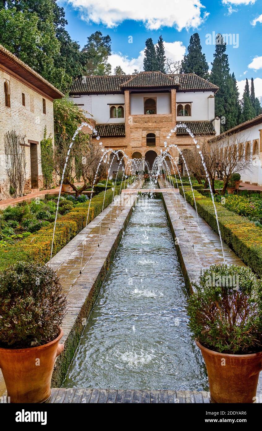 Fontana e canale d'acqua nel Palazzo Generalife, Alhambra, Spagna. Foto Stock