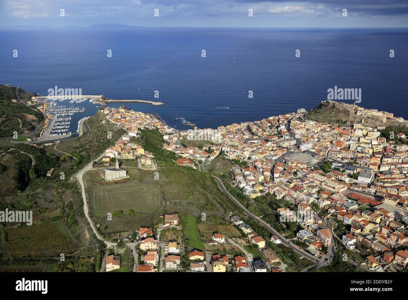 Italia, Sardegna: a nord dell'isola, su un promontorio affacciato sul Golfo dell'Asinara, vista aerea della città di Castelsardo considerata una delle più importanti Foto Stock