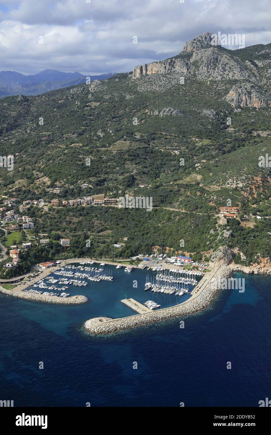 Italia, Sardegna, Baunei: Vista aerea della costa sarda, ad est dell'isola, del Golfo di Arbatax e di Santa Maria Navarrese con il suo porto turistico Foto Stock