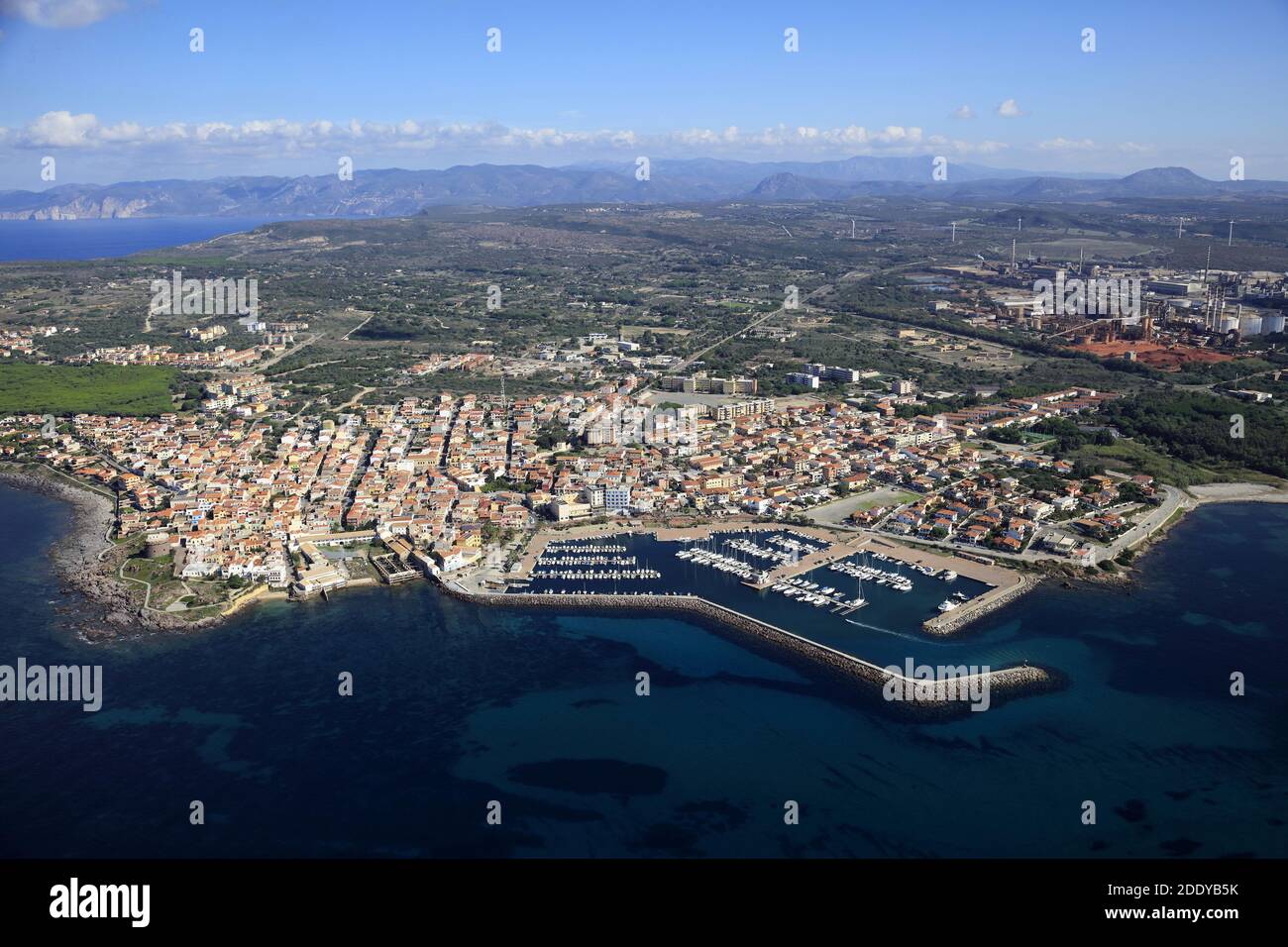 Italia, Sardegna, Portoscuso: Veduta aerea della città e del suo porto turistico sulla costa sud-occidentale dell'isola Foto Stock