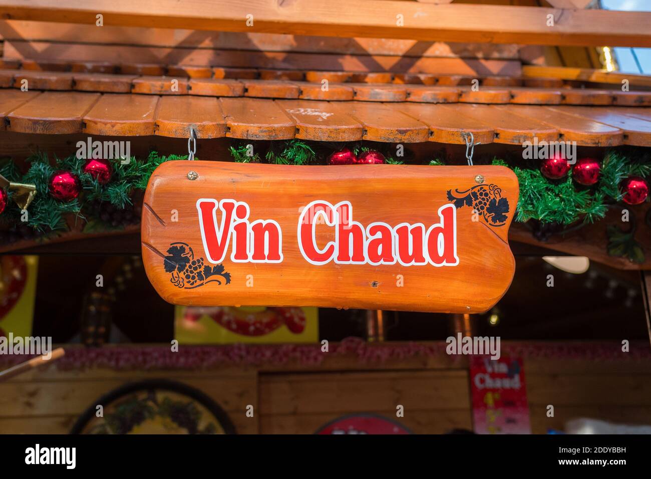 "Vino rosso caldo" scritto su un cartello in legno in francese (Vin chaud scritto in rosso). Bellissimo primo piano. Mercatino di Natale, Parigi (giardini delle Tuileries), Foto Stock