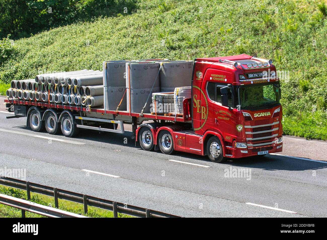S e Broscombe Ltd Red trasporto merci camion, camion, veicoli pesanti, trasporto, camion, cargo cargo, Scania veicolo, Europa del trasporto commerciale HGV, M6 a Manchester, Regno Unito Foto Stock