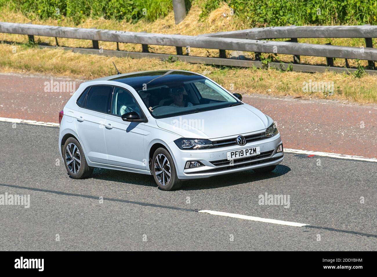 2019 Silver VW Volkswagen Polo Beats EVO; traffico veicolare, veicoli in  movimento, automobili, veicoli in circolazione su strade del Regno Unito,  motori, motori sulla rete stradale autostradale M6 autostrada UK Foto stock  -