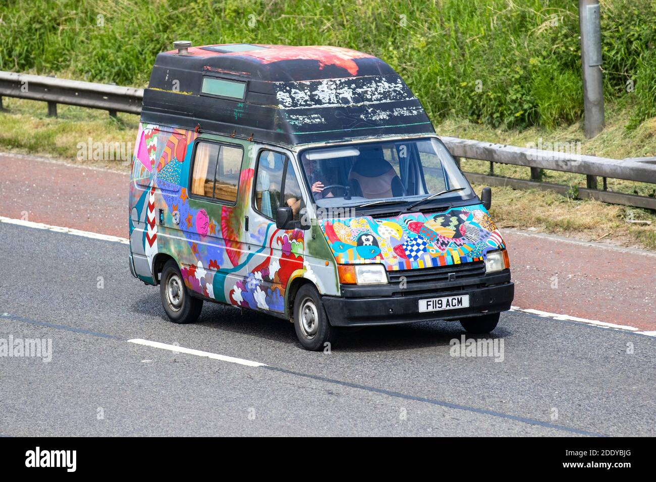 1989 furgone multicolore ford 80s; traffico veicolare, trasporto, veicoli moderni, pop top, caddy, Transporter, camper, kombi, combi, camper, camper, conversione, microbus, autobus, camper, camper, veicoli su strade britanniche, motori, motori, motorizzazione sull'autostrada M6 Foto Stock