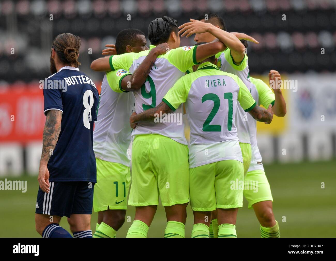 Doha, Qatar. 27 Nov 2020. I giocatori del Beijing FC festeggiano un gol durante una partita di calcio del Gruppo e della AFC Champions League tra il Beijing FC e la Melbourne Victory a Doha, Qatar, 27 novembre 2020. Credit: Nikku/Xinhua/Alamy Live News Foto Stock