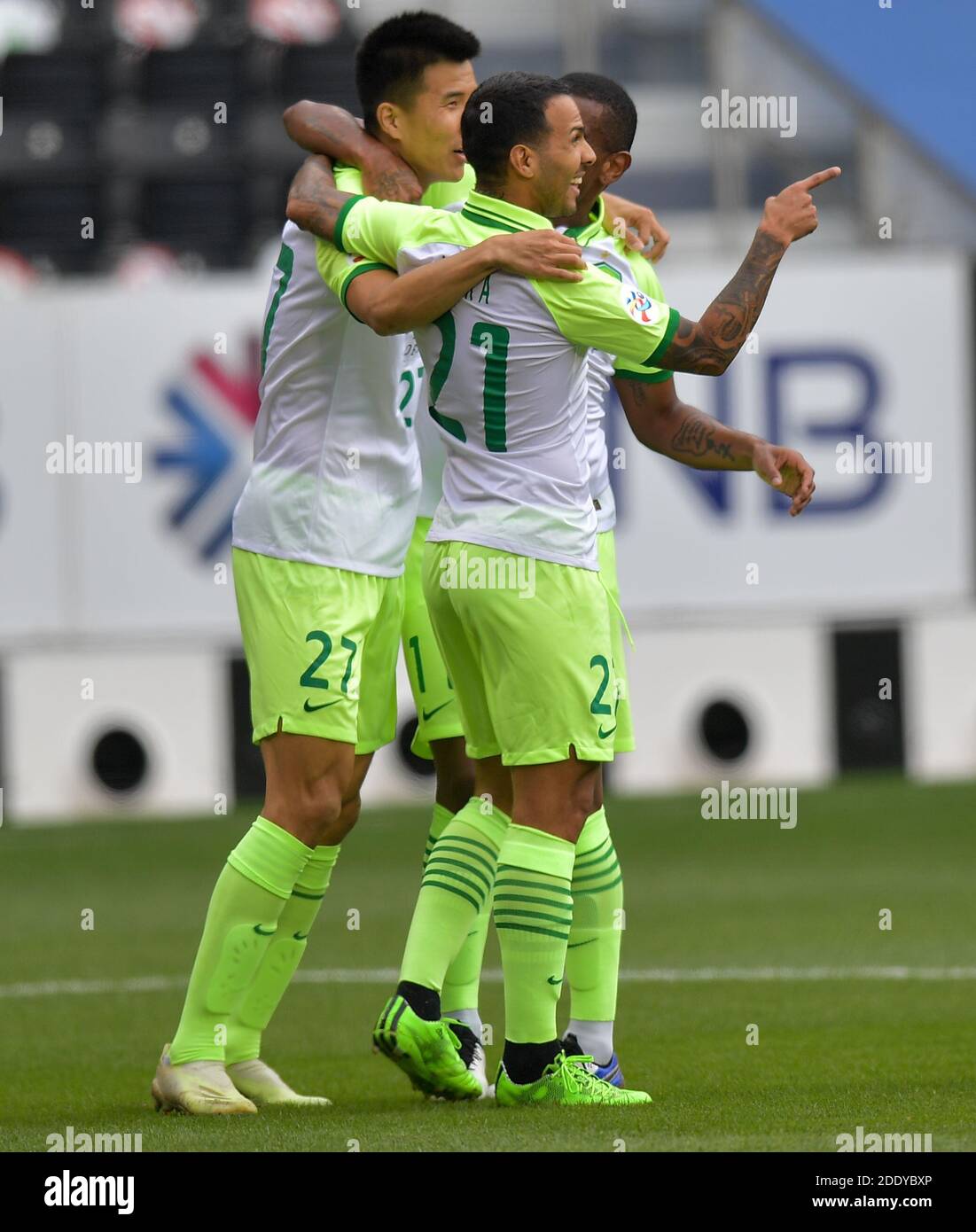 Doha, Qatar. 27 Nov 2020. Jonathan Viera (C) del Beijing FC celebra il suo obiettivo durante la partita di calcio del Gruppo e della AFC Champions League tra il Beijing FC e la Melbourne Victory a Doha, Qatar, 27 novembre 2020. Credit: Nikku/Xinhua/Alamy Live News Foto Stock