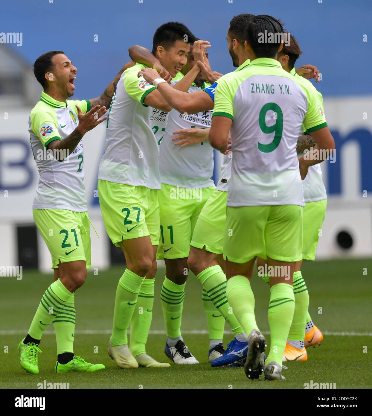 Doha, Qatar. 27 Nov 2020. Jonathan Viera (1° L) del Beijing FC celebra il suo obiettivo durante la partita di calcio del Gruppo e della AFC Champions League tra il Beijing FC e la Melbourne Victory a Doha, Qatar, 27 novembre 2020. Credit: Nikku/Xinhua/Alamy Live News Foto Stock
