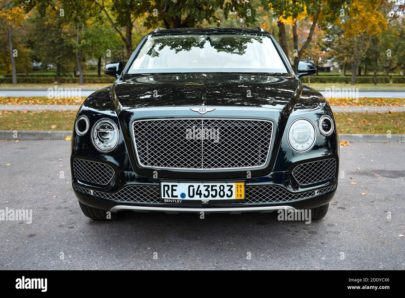 BERLINO, GERMANIA - OTTOBRE 2020: Bentley Bentayga Hybrid SUV auto di lusso parcheggiata per le strade di Berlino in vista frontale autunno. Foto Stock