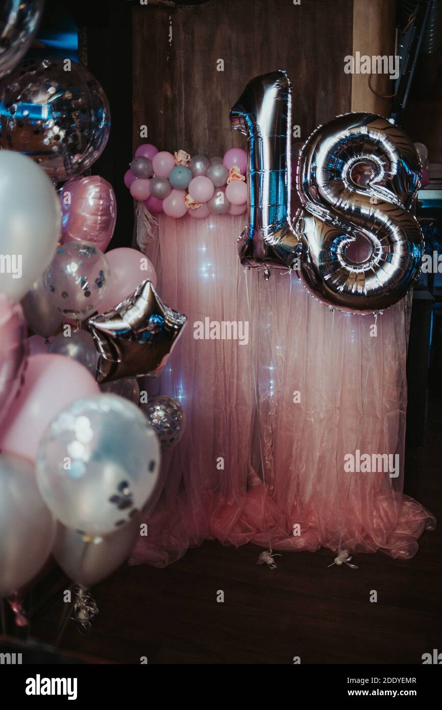 Decorazioni di compleanno rosa e argento per una ragazza di 18