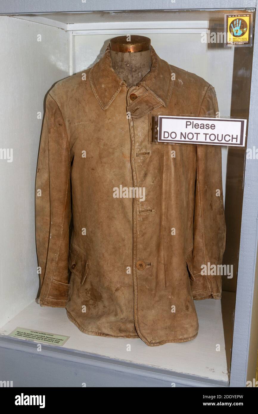 Cappotto in pelle indossato da SQD LR Brian Paddon durante la sua fuga per Colditz nel 1942, Thorpe Camp Visitor Center, Lincolnshire, Regno Unito. Foto Stock