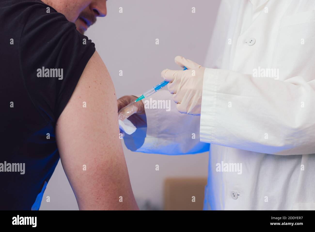 persone che ricevono il vaccino covid-19 primo piano Foto Stock