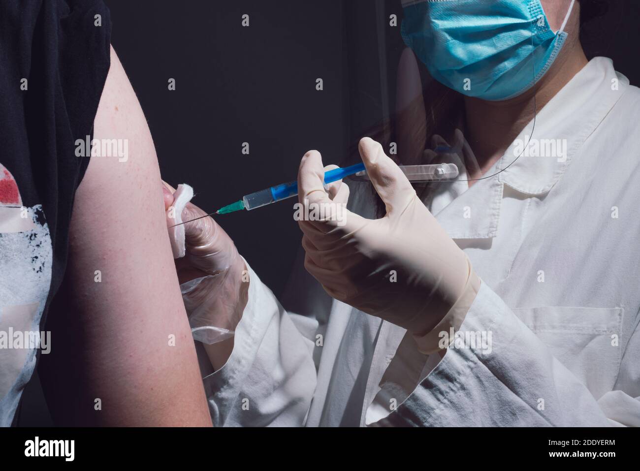 persone che ricevono il vaccino covid-19 primo piano Foto Stock