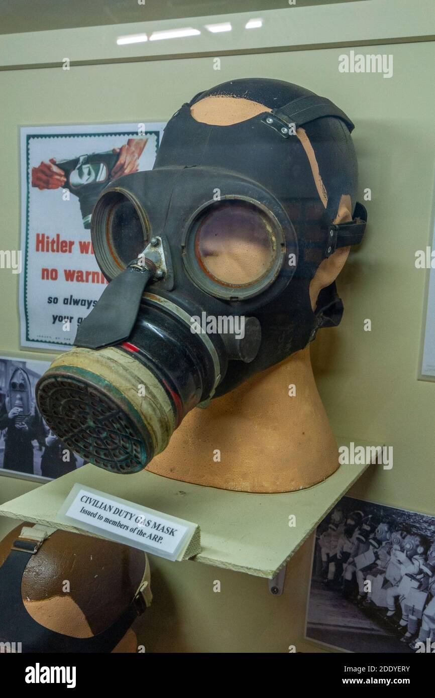 Una maschera a gas per operai civili ARP (Air raid Precauzioni) in esposizione nel Thorpe Camp Visitor Center, una caserma della seconda Guerra Mondiale dell'Aeronautica militare reale, Lincolnshire, Regno Unito Foto Stock