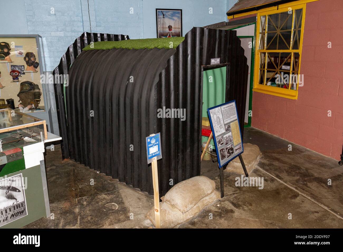 Esterno di una replica Anderson Shelter, Thorpe Camp Visitor Center, una caserma della seconda Guerra Mondiale dell'Aeronautica militare reale, Lincolnshire, Regno Unito. Foto Stock