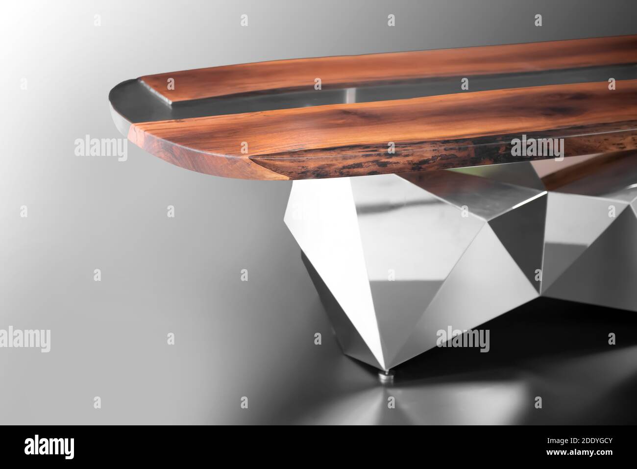 Lussuoso e futuristico tavolo fatto a mano in resina epossidica, legno e metallo Foto Stock
