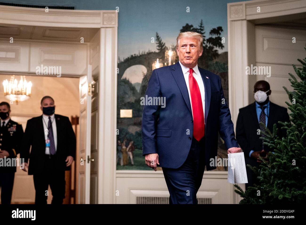 Il Presidente degli Stati Uniti Donald J. Trump arriva nella Sala diplomatica della Casa Bianca per parlare in teleconferenza con i rappresentanti di ogni ramo delle forze armate, compresa la forza spaziale il giorno del Ringraziamento a Washington, DC il 26 novembre 2020.Credit: Erin Schaff/Pool via CNP /MediaPunch Foto Stock