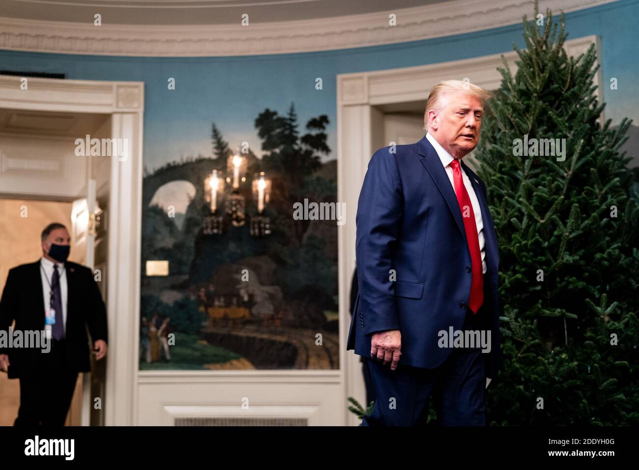 Il Presidente degli Stati Uniti Donald J. Trump arriva nella Sala diplomatica della Casa Bianca per parlare in teleconferenza con i rappresentanti di ogni ramo delle forze armate, compresa la forza spaziale il giorno del Ringraziamento a Washington, DC il 26 novembre 2020.Credit: Erin Schaff/Pool via CNP /MediaPunch Foto Stock