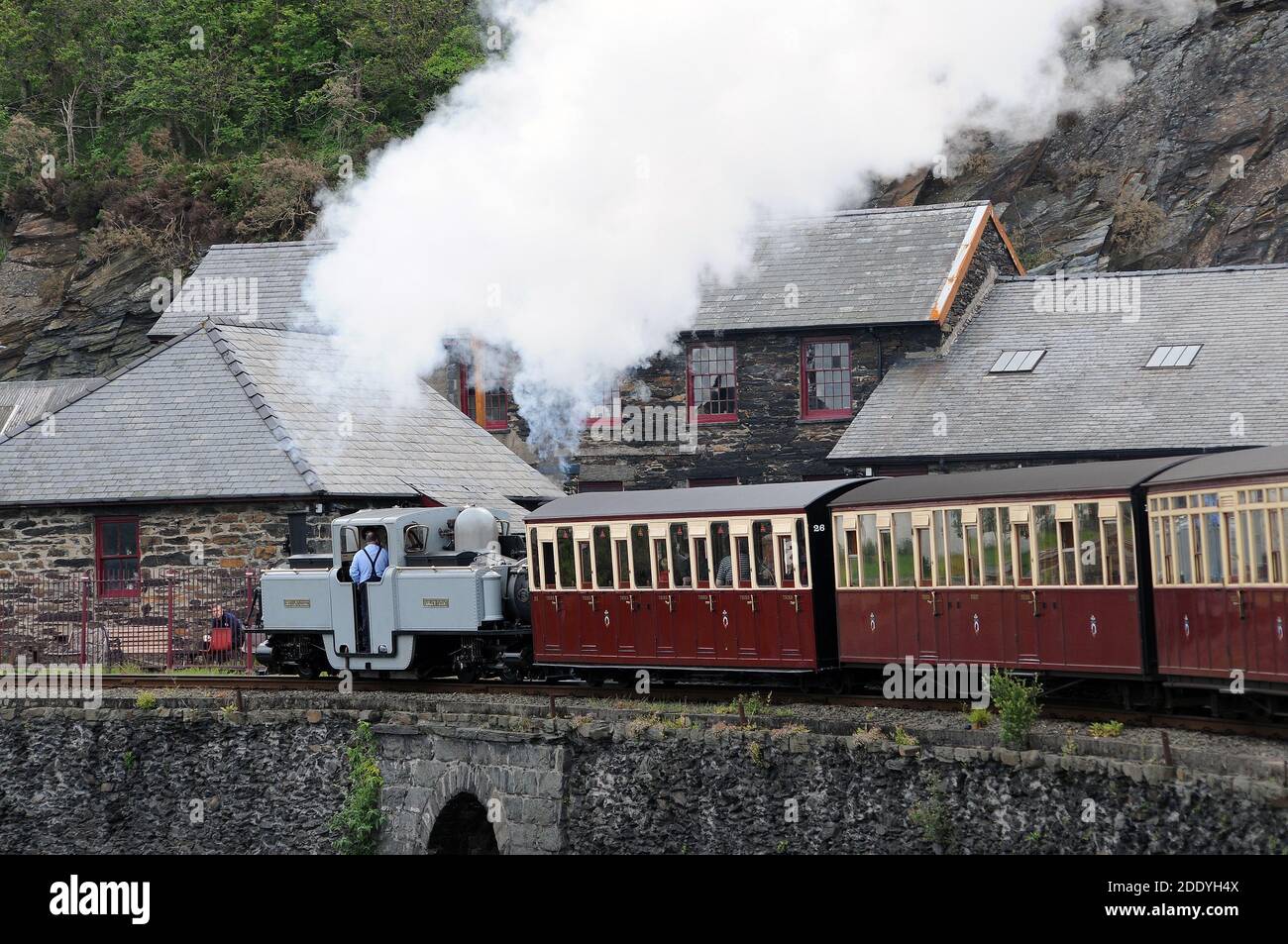 'David Lloyd George' ancora in esecuzione in livrea grigia dopo la revisione, passa Boston Lodge con un treno per Blaenau Ffestiniog. Foto Stock