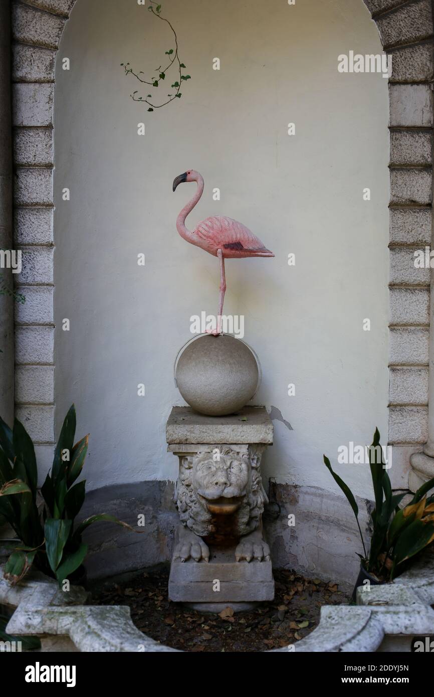 Italia, Brescia - 26 giugno 2019: Animali Countdown, la mostra dello scultore Stefano BOMBARDIERI nel giardino di Palazzo Martinengo, raffigura l'endange Foto Stock