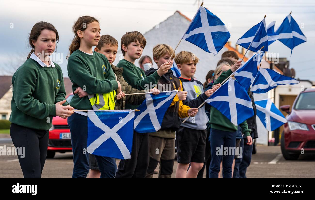 Athelstaneford, East Lothian, Scozia, Regno Unito, 27 novembre 2020. Sungyre Festival: Il luogo di nascita della bandiera nazionale scozzese per celebrare il Sungyre Festival che ha portato al giorno di Sant'Andrea. I bambini della scuola elementare di Athelstaneford celebrano il loro collegamento con il National Flag Heritage Centre con letture, l'innalzamento del salstire e una processione attraverso il villaggio guidato da bambini P7 Foto Stock