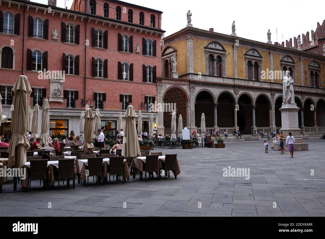 Italia, Verona - 02 luglio 2020: Piazza dei Signori - piazza della città di Verona Foto Stock