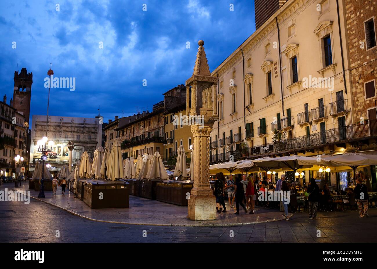 Italia, Verona - 02 luglio 2020: Piazza dei Signori - piazza della città di Verona Foto Stock