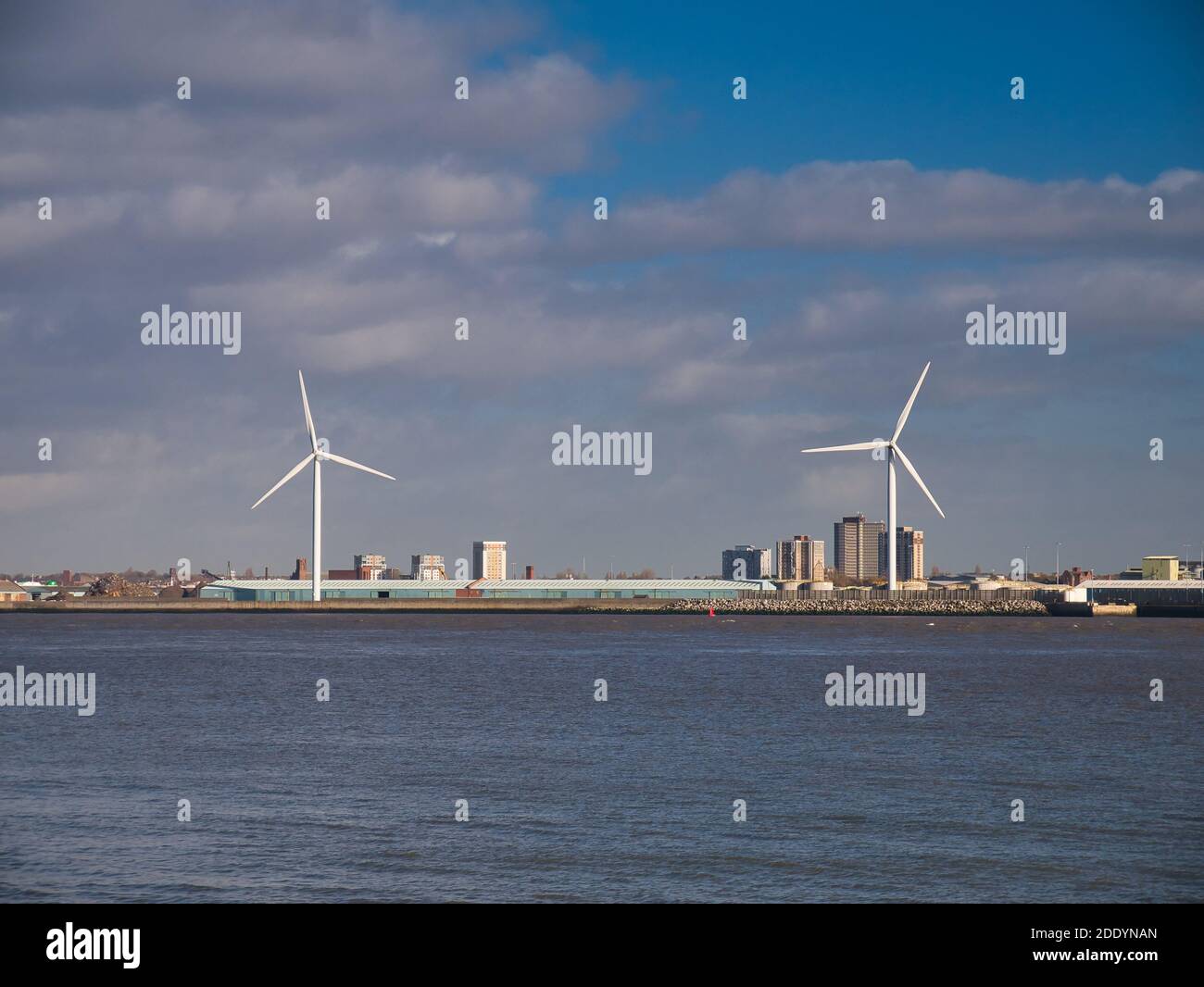 Due turbine eoliche onshore sulla riva nord del fiume Mersey a Liverpool, nel nord-ovest del Regno Unito. Una giornata di sole in autunno. Foto Stock