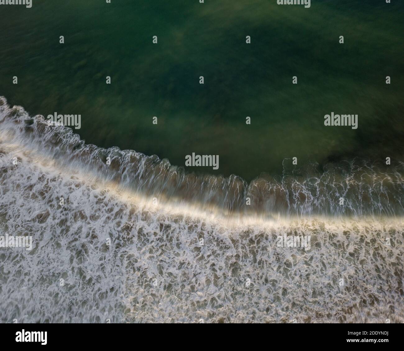 Vista aerea dell'acqua di mare e delle onde Foto Stock