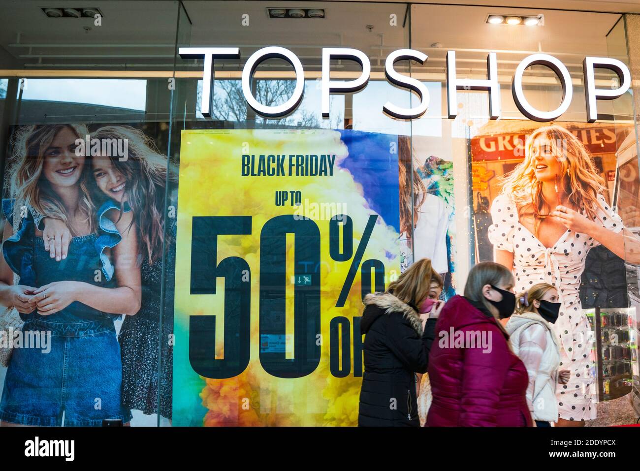 Dundee, Scozia, Regno Unito. 27 novembre 2020 . Il gruppo al dettaglio Arcadia di Philip Green è sull’orlo del collasso e il futuro di catene come Topshop, Topman e Dorothy Perkins è in dubbio. Nella foto, Topman e il negozio Topshop nel centro commerciale Overgate di Dundee. Iain Masterton/Alamy Live News Foto Stock