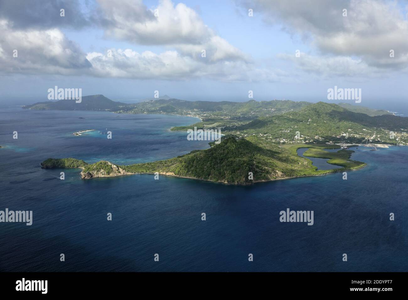 I Caraibi, Grenada: Vista aerea dell'isola vulcanica di Carriacou Foto Stock