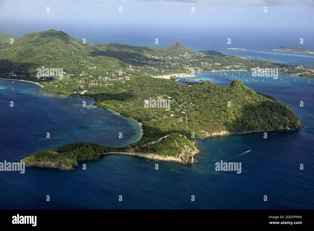 I Caraibi, Grenada: Vista aerea dell'isola vulcanica di Carriacou Foto Stock